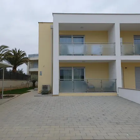 Leon 2 Novigrad Istria