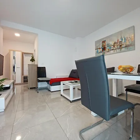 Leon 2 Apartment *